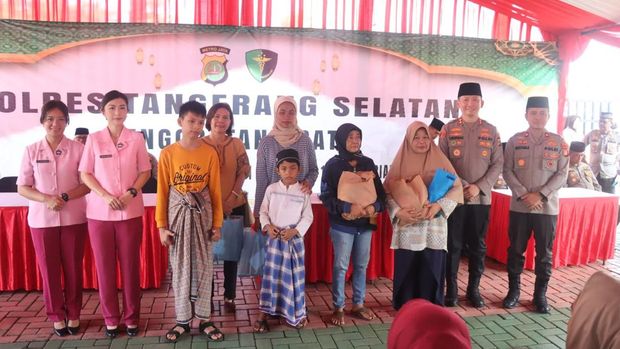 Polres Tangsel menggelar bakti sosial dalam rangka menyambut Ramadan 1446 Hijriah.