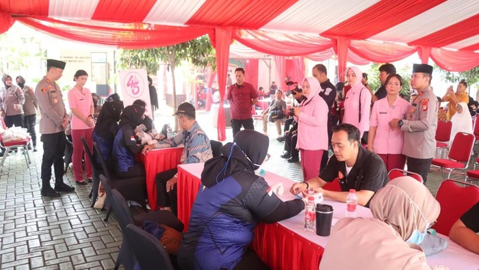 Polres Tangsel menggelar bakti sosial dalam rangka menyambut Ramadan 1446 Hijriah.