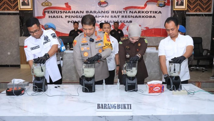 Satresnarkoba Polrestabes Makassar, Sulawesi Selatan (Sulsel), memusnahkan barang bukti narkoba jenis sabu seberat 1,4 kilogram.