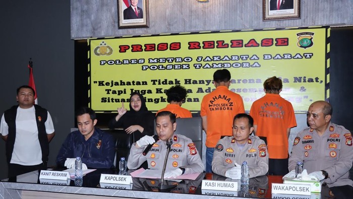 Polsek Tambora menangkap komplotan begal yang membacok pria pemulung di Jakbar.