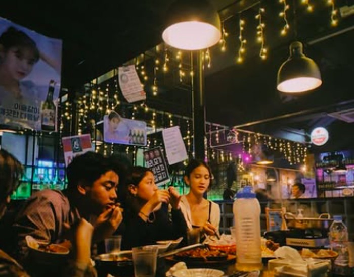 Pose Cantik Leya Princy Saat Bersantap di Resto Fine Dining Pose Cantik Leya Princy Saat Bersantap di Resto Fine Dining