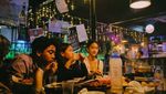Pose Cantik Leya Princy Saat Bersantap di Resto Fine Dining