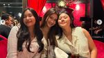 Pose Cantik Leya Princy Saat Bersantap di Resto Fine Dining