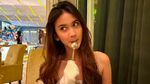Pose Cantik Leya Princy Saat Bersantap di Resto Fine Dining