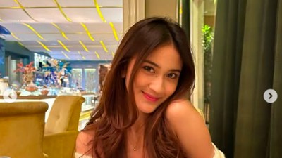 Pose Cantik Leya Princy Saat Bersantap di Resto Fine Dining