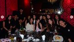 Pose Cantik Leya Princy Saat Bersantap di Resto Fine Dining