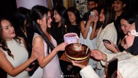Begini senyum manis Leya saat menerima kejutan kue ulang tahun. Terlihat ada cake cokelat dan cake warna pink yang diberikan. Foto: Instagram harleyavaprincy