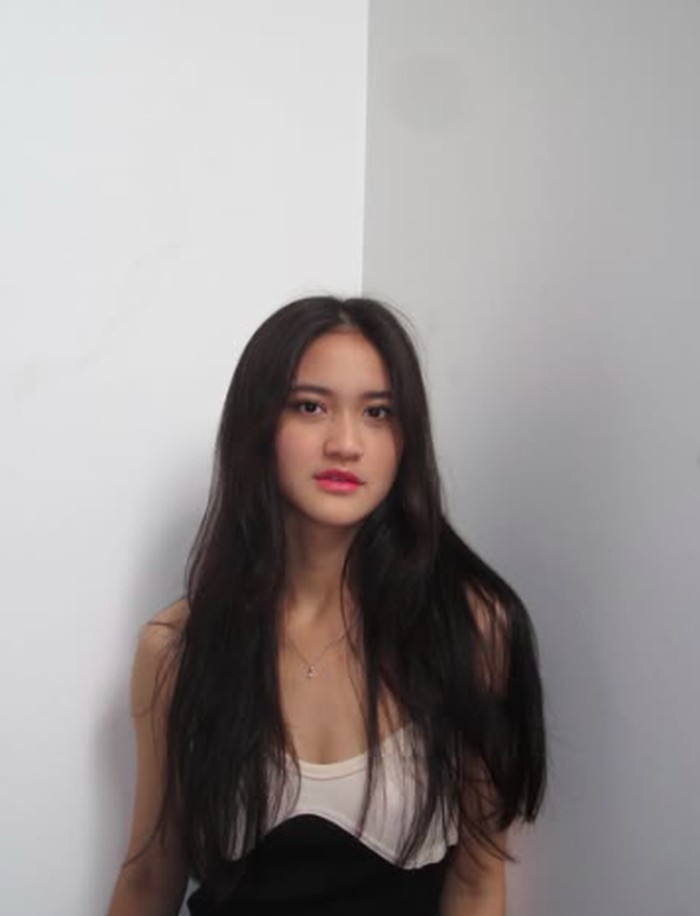 Pose Cantik Leya Princy Saat Bersantap di Resto Fine Dining