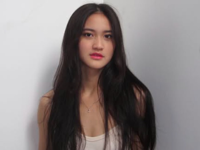 Pose Cantik Leya Princy Saat Bersantap di Resto Fine Dining