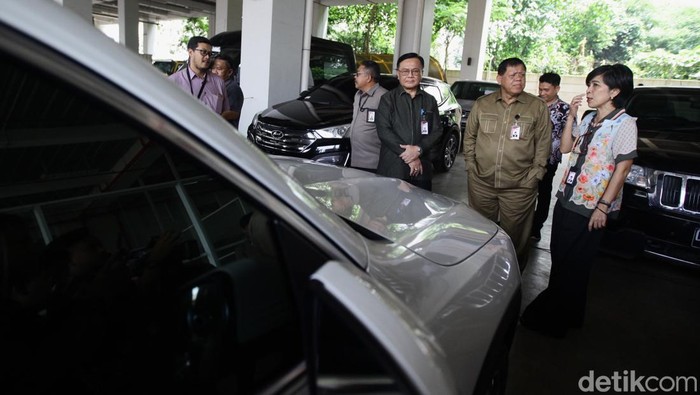 KPK menunjukkan barang rampasan yang akan segera dilelang di Rupbasan, Jl Dewi Sartika,  Jakarta, Kamis (27/2/2025).