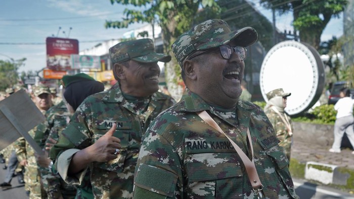 Potret Para Wakil Kepala Daerah Tiba di Lokasi Retret Magelang Sejumlah wakil kepala daerah mengenakan seragam komponen cadangan (komcad) berbaris memasuki gerbang Kompleks Akademi Militer Magelang, Jawa Tengah, Kamis (27/2/2025). Para wakil kepala daerah datang ke Lembah Tidar untuk mengikuti retret pada hari ketujuh menyusul kepala daerah yang telah hadir satu minggu sebelumnya. ANTARA FOTO/Anis Efizudin/foc.