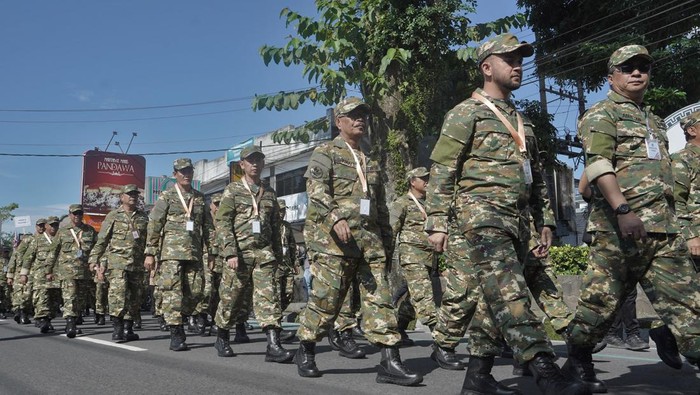 Sejumlah wakil kepala daerah mengenakan seragam komponen cadangan (komcad) berbaris memasuki gerbang Kompleks Akademi Militer Magelang, Jawa Tengah, Kamis (27/2/2025). Para wakil kepala daerah datang ke Lembah Tidar untuk mengikuti retret pada hari ketujuh menyusul kepala daerah yang telah hadir satu minggu sebelumnya. ANTARA FOTO/Anis Efizudin/foc.