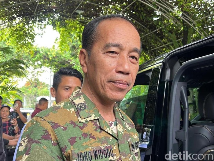 Presiden ke-7 RI Joko Widodo (Jokowi) berangkat dari rumahnya do Solo untuk menghadiri parade senja di Akmil Magelang, Kamis (27/2/2025).