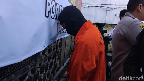 Pria berinisial IKJ ditangkap polisi lantaran menjambret kalung emas senilai Rp 77 juta milik seorang warga India di kawasan Kuta, Badung, Bali. (Foto: Aryo Mahendro/detikBali)
