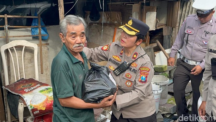 Pria lansia sebatang kara di Dukuh Pakis Surabaya menerima bantuan sembako dari polisi.