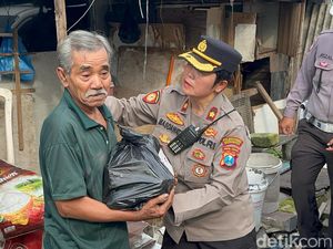 Polisi Bantu Sembako ke Lansia Sebatang Kara di Dukuh Pakis Surabaya