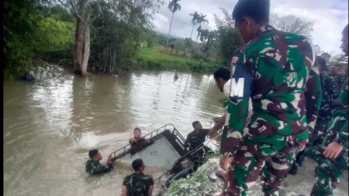 Proses evakuasi bocah terjebak dalam becak motor yang jatuh di sungai