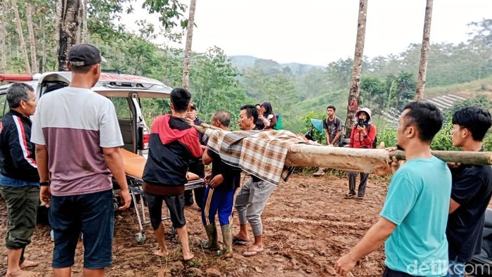 Proses evakuasi korban tersambar petir di Sukabumi