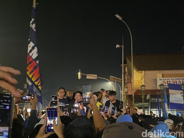Para pemain, pelatih, dan ofisial PSIM saat arak-arakan usai juara Liga 2 di Tugu Jogja, Kamis (27/2/2025) dini hari.