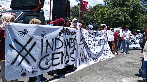 Puluhan mahasiswa menggeruduk kantor DPRD Lombok Timur, Nusa Tenggara Barat (NTB), Kamis (27/2/2025). (Foto: Sanusi Ardi W/detikBali)