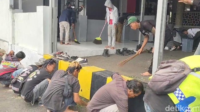 Puluhan preman dan pak ogah dihukum bersih-bersih masjid