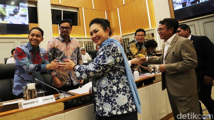 Raker Komisi IV DPR dengan Menteri Kehutanan Menteri Kehutanan Raja Juli Antoni (kiri) bersama Wakil Menteri Kehutanan Sulaiman Umar (tengah) menyapa Ketua Komisi IV DPR Siti Hediati Soeharto (kanan) saat rapat kerja bersama Komisi IV DPR di Kompleks Parlemen, Senayan, Jakarta, Kamis (27/2/2025).