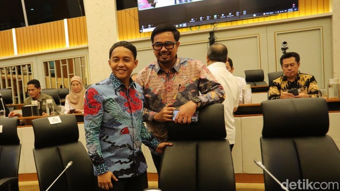 Menteri Kehutanan Raja Juli Antoni (kiri) bersama Wakil Menteri Kehutanan Sulaiman Umar (tengah) menyapa Ketua Komisi IV DPR Siti Hediati Soeharto (kanan) saat rapat kerja bersama Komisi IV DPR di Kompleks Parlemen, Senayan, Jakarta, Kamis (27/2/2025).