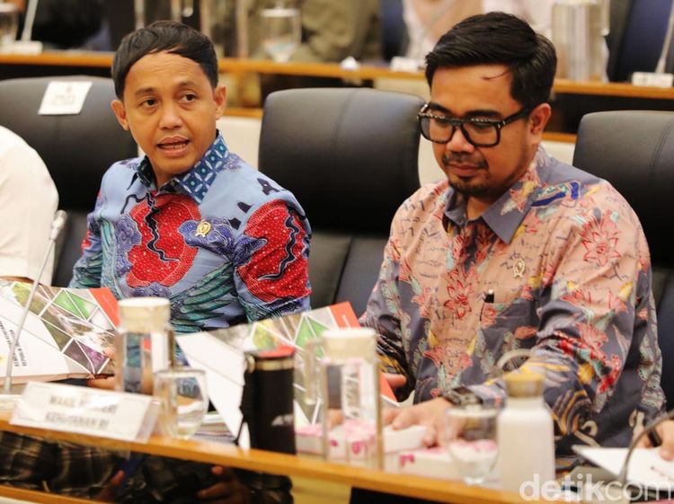 Momen Menhut Raker dengan Komisi IV DPR