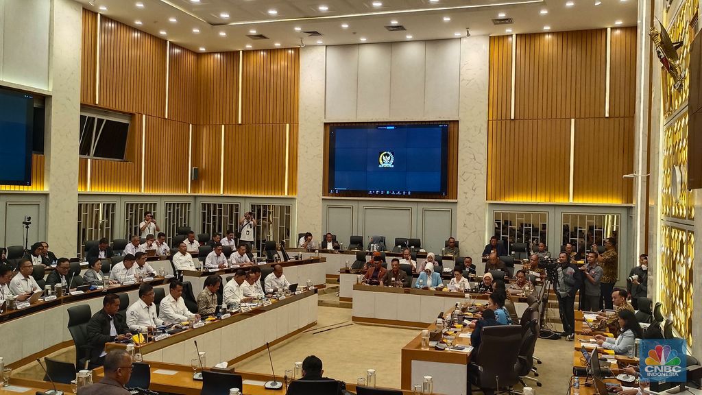 Rapat Kerja Komisi IV DPR RI bersama Menteri Kelautan dan Perikanan, Kamis (27/2/2025). (CNBC Indonesia/Martyasari Rizky)