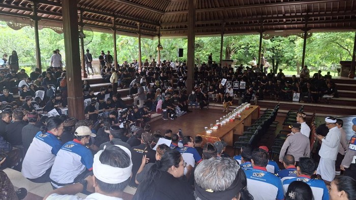 Ratusan massa BEM Udayana, pengguna, dan driver memenuhi Wantilan DPRD Bali mendesak pengoperasian kembali bus TMD, Kamis (27/2/2025). (Fabiola Dianira/detikBali)