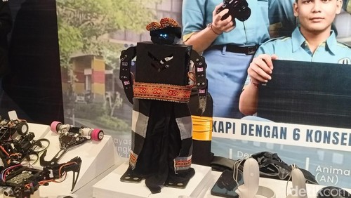 Robot mesatua Bali yang dihadirkan di DTIK Fest 2025 di gedung Dharma Negara Alaya (DNA) Denpasar, Kamis (27/2/2025).