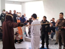 Pasangan Gay di Aceh Dituntut 85 Kali Cambukan