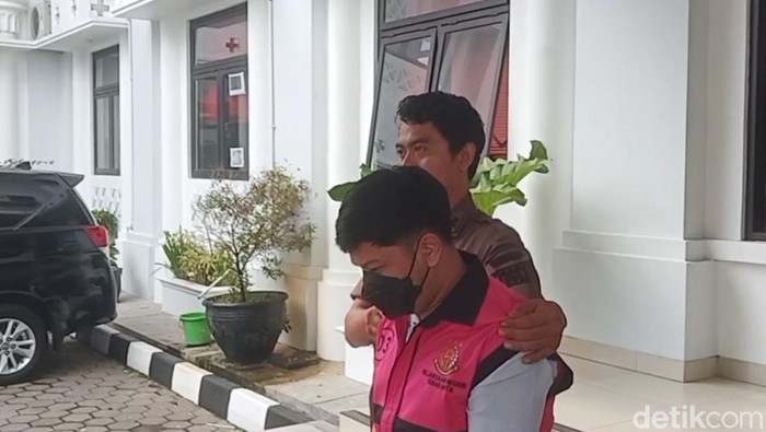 Salah satu tersangka korupsi penyaluran KUR usai diperiksa di kantor Kejari Solo, Kamis (27/2/2025).