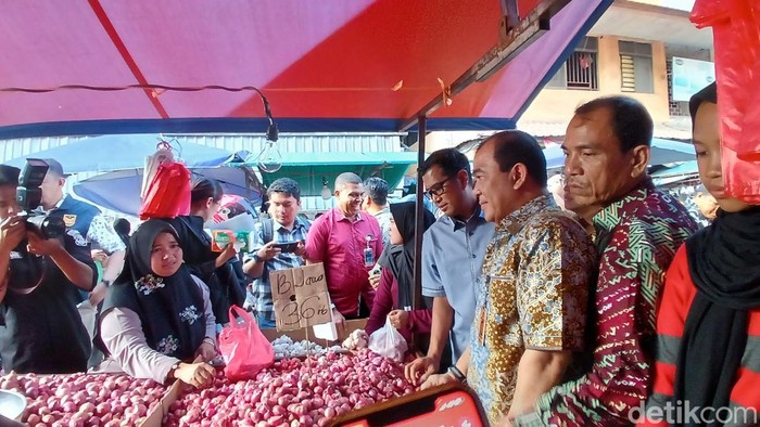 Satgas pangan Polda Kepri dan instansi terkait mengecek harga bahan pokok jelang Ramadan di Batam. (Foto: Alamudin/detikSumut).