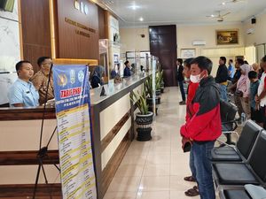 Satlantas Trenggalek Ajak Pemohon Layanan Menyanyikan Lagu Indonesia Raya