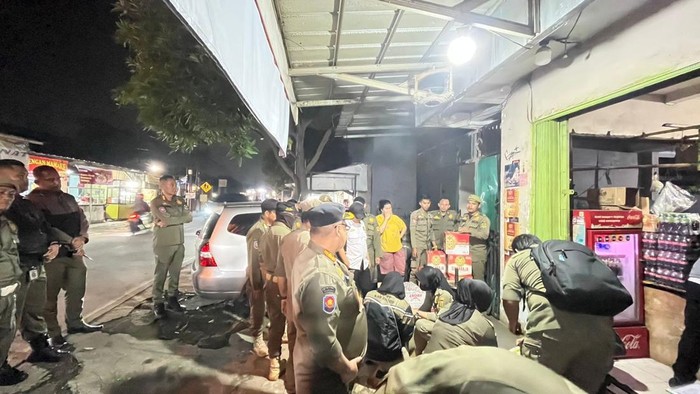 Satpol PP Razia Miras Ilegal di Toko Cibinong-Ciseeng Bogor, 8.130 Botol Disita