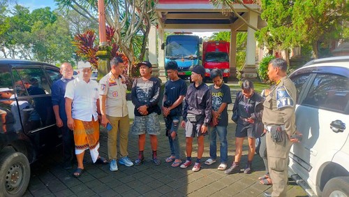 Sejumlah anak punk yang akan diserahkan ke Dinsos Bali seusai terciduk ngamen di Kuta, Kamis (27/2/2025).