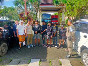 Satpol PP Amankan Anak Punk Ngamen di Kuta