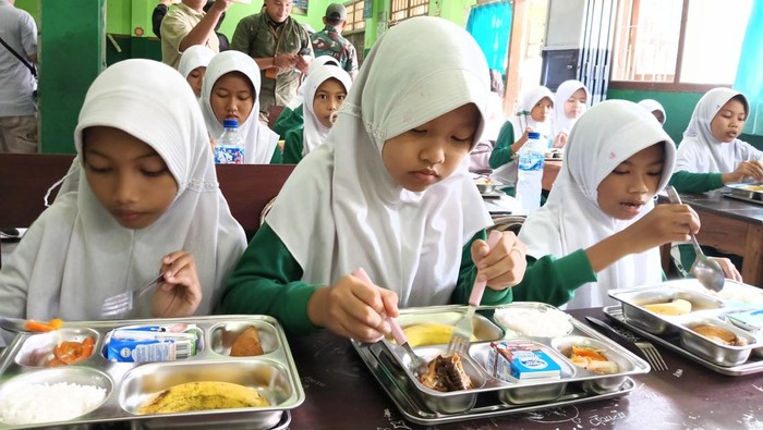 Sejumlah siswa di Banyuwangi menikmati makan bergizi gratis di sekolah.