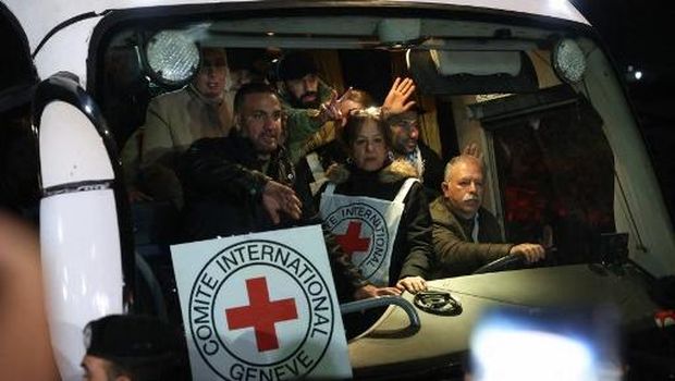 A former Palestinian prisoner (C), released as part of the seventh hostage-prisoner exchange, is carried on a person's sholders upon arrival in the occupied West Bank city of Ramallah on February 27, 2025. The bodies of four Israeli hostages were handed over by Hamas early on February 27, authorities confirmed, followed soon after by the return of another group of freed Palestinian prisoners to the occupied West Bank. (Photo by Zain JAAFAR / AFP)