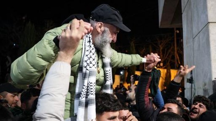 A former Palestinian prisoner (C), released as part of the seventh hostage-prisoner exchange, is carried on a persons sholders upon arrival in the occupied West Bank city of Ramallah on February 27, 2025. The bodies of four Israeli hostages were handed over by Hamas early on February 27, authorities confirmed, followed soon after by the return of another group of freed Palestinian prisoners to the occupied West Bank. (Photo by Zain JAAFAR / AFP)