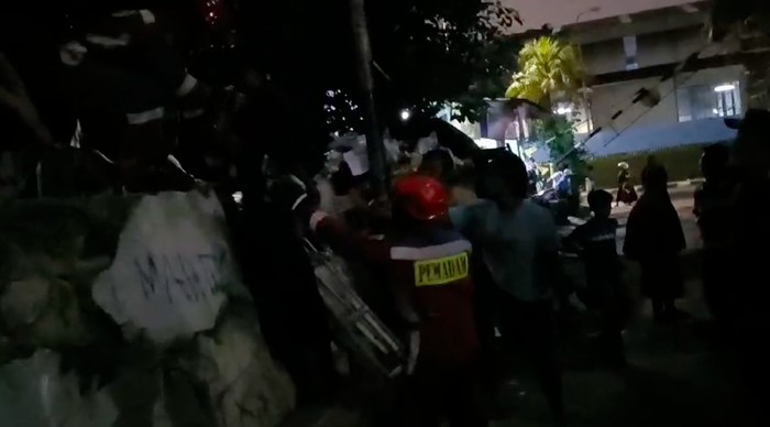 Seorang pria menceburkan diri ke kali dekat Museum Bahari dan hendak mengakhiri hidupnya. Damkar dan polisi bantu evakuasi (Foto: Dok. Damkar Jakut)