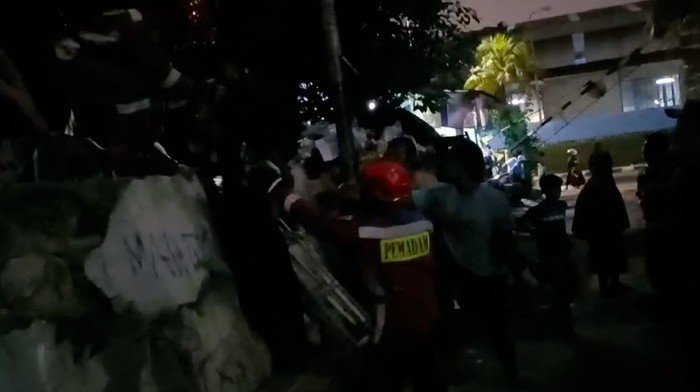Seorang pria menceburkan diri ke kali dekat Museum Bahari dan hendak mengakhiri hidupnya. Damkar dan polisi bantu evakuasi (Foto: Dok. Damkar Jakut)