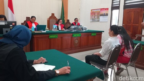 Crimmins saat menunggu sidang di Pengadilan Negeri Denpasar, Kamis (27/2/2025). (Aryo Mahendro/detikBali).