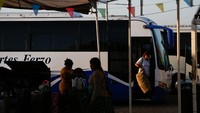 Orang-orang menunggu untuk naik bus di stasiun bus, setelah pemadaman listrik besar-besaran. REUTERS/Alexander Infante