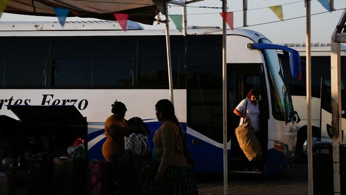 People wait to board a bus at a bus station, in the aftermath of a large power outage, in Arica, Chile February 26, 2025. REUTERS/Alexander Infante