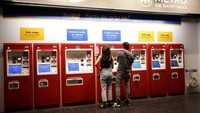 Orang-orang berdiri di samping mesin tiket di stasiun kereta bawah tanah, setelah pemadaman listrik besar-besaran di Santiago, Chile. Pemadaman listrik besar-besaran yang melanda negara itu sempat mengacaukan sistem transportasi. REUTERS/Pablo Sanhueza