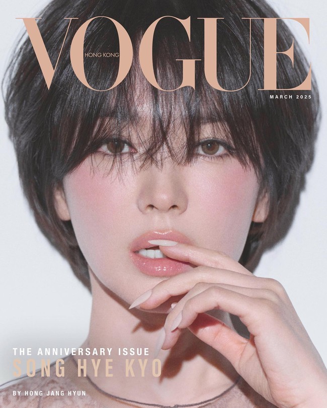 Song Hye Kyo kembali membuktikan bahwa dirinya cantik dengan gaya apapun. Dalam pemotretan terbaru, pemain drakor ‘The Glory’ tersebut terlihat menawan dengan gaya rambut ‘mangkok’. Foto: Instagram @kyo1122