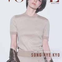 Dalam postingan di Instagram, kali ini wanita 43 tahun tersebut menampilkan kecantikannya dengan koleksi terbaru brand Fendi. Foto: Instagram @kyo1122