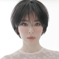 Jadi viral, banyak wanita yang kemudian pergi ke salon dengan fotonya sebagai referensi. Sebuah salon bahkan disebut sampai membuat peringatan karena tidak semua dinilai pantas bergaya rambut demikian. “Jika kamu ingin (potongan) rambut pendek Song Hye Kyo, lebih dulu (punya wajah) terlihat seperti Song Hye Kyo,” tulis pemilik di depan salonnya.  Foto: Instagram @kyo1122